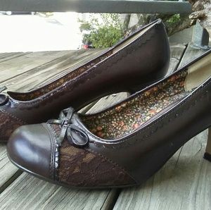 Brown lace and leather pumps